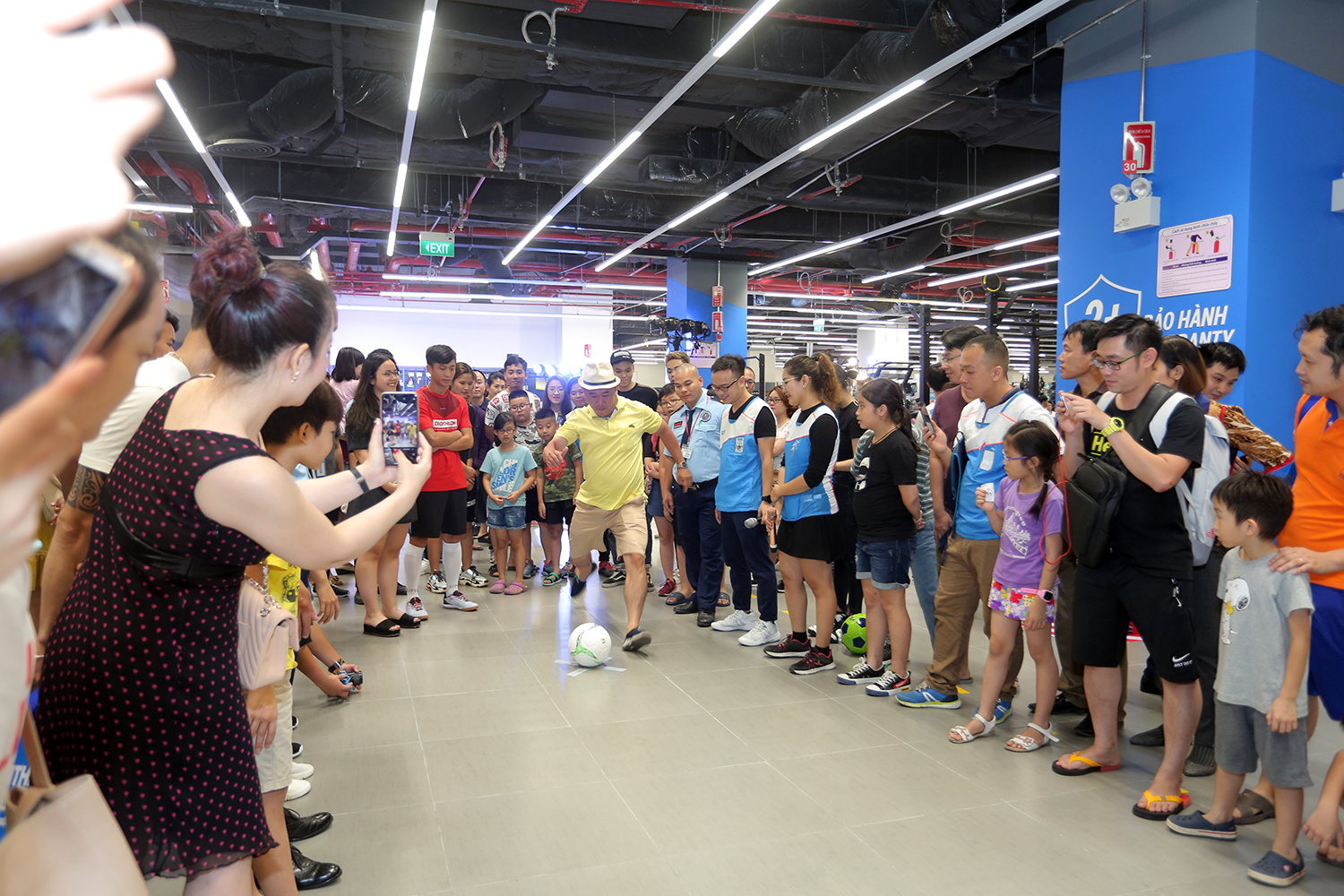 Tuyển thủ Phan Văn Đức ‘hút fan’ ngày Decathlon Hà Nội khai trương cửa hàng đầu tiên Tuyển thủ Phan Văn Đức ‘hút fan’ ngày Decathlon Hà Nội khai trương cửa hàng đầu tiên